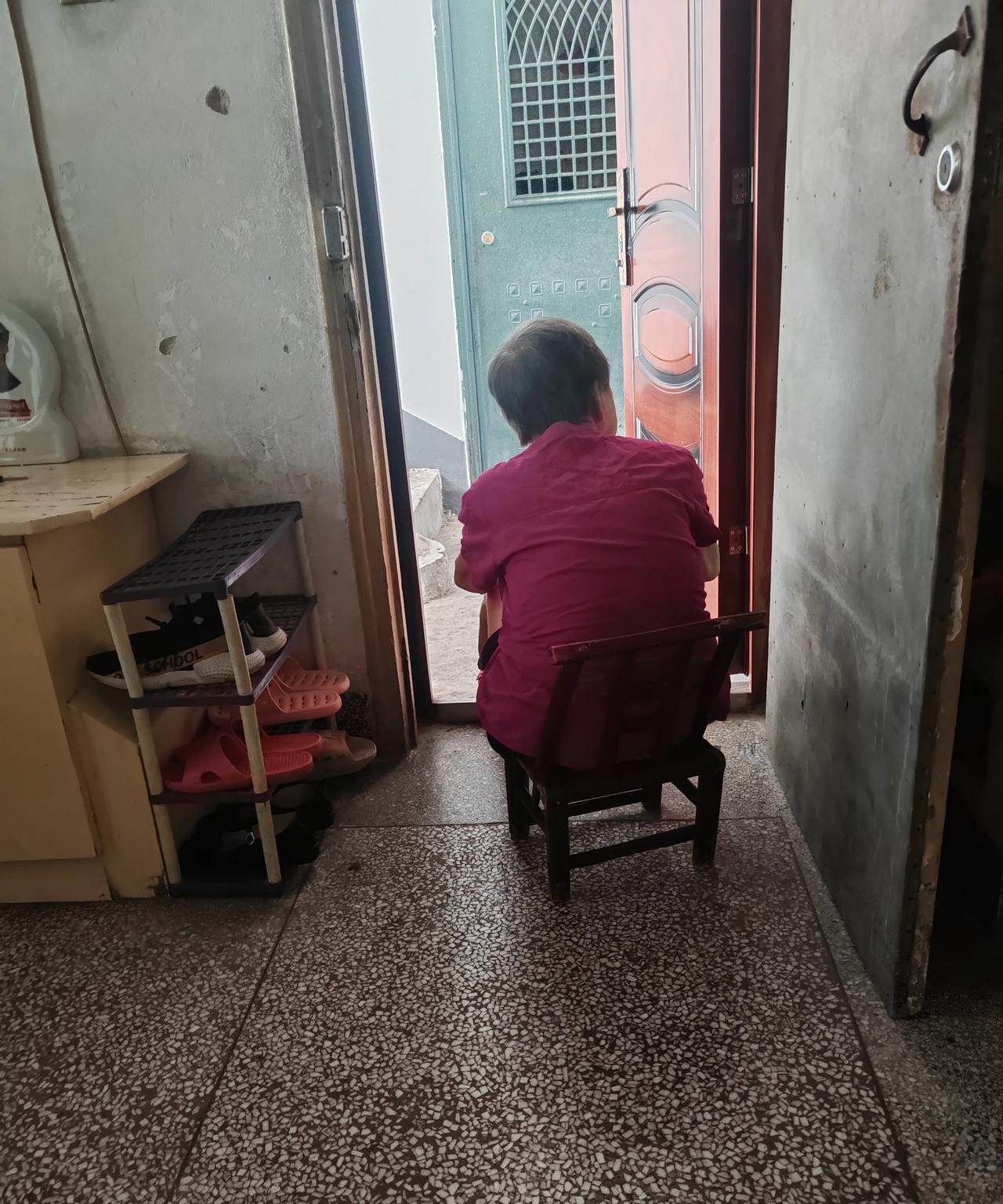 返衡阳服侍高龄老妈。很多时候老妈很正常，思路清晰，有基本的与人沟通能力。但偶尔