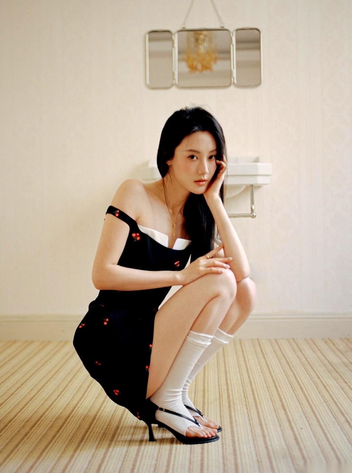 她把白袜套进夹脚凉鞋的那一刻，整个时尚圈都愣住了。不是什么高级定制，就是一件樱桃