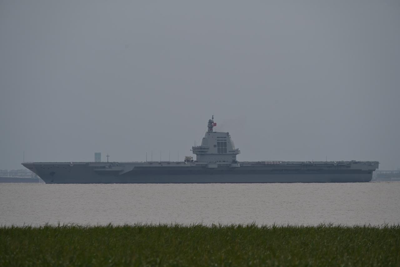 18舰已经驶离上海江南造船厂进入东海航行，甲板清空，南下还是北上？大概率就是南下