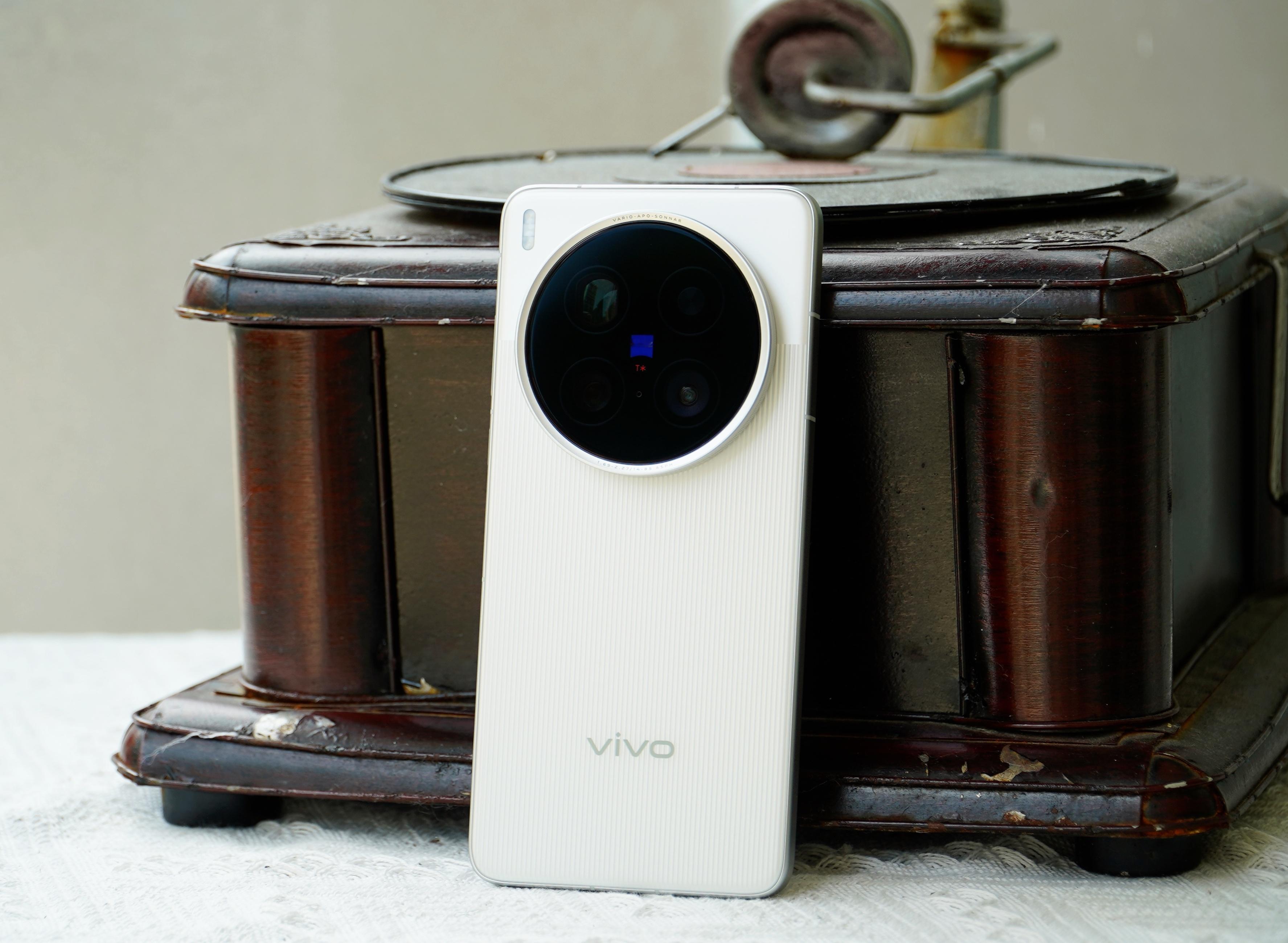 vivoX200Ultra银调真机上手图：我在线下体验的时候，最喜欢的就是这