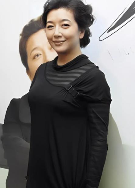 当年，30岁的靳东爱上了39岁的江珊，江珊半推半就地说:“我结过婚，生过娃