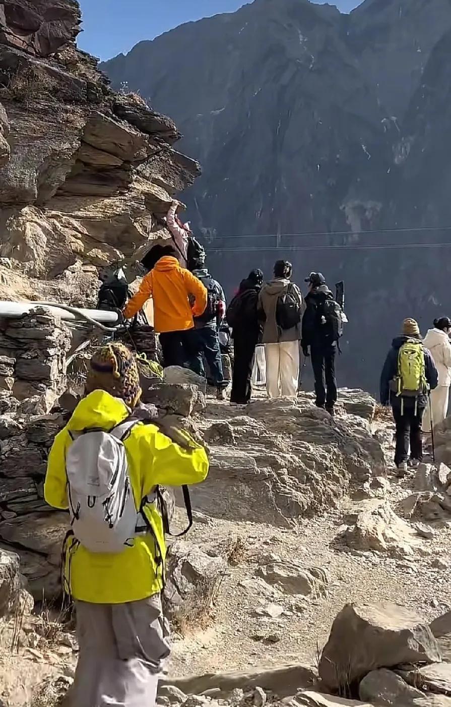 后怕啊，虎跳峡那孩子坠崖，仔细掰扯，他爹才是“真凶”。同样是做爹的人，细想好