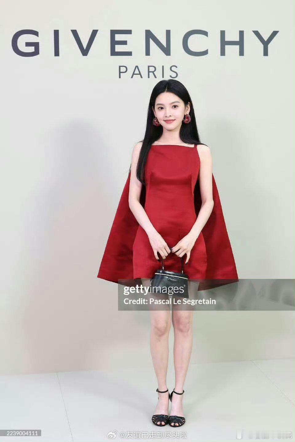 突然发现章若楠，周也巴黎时装周都选择了红裙黑长直，果然红色就是最称人的颜色​​