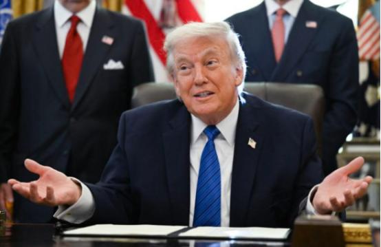 《纽约时报》发了篇很有意思的报道，标题翻译过来大概是：特朗普在台上，中国根本不用