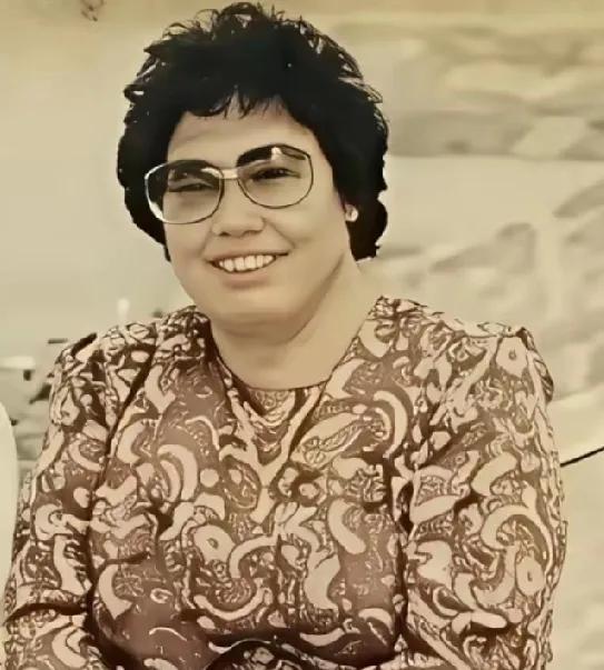 年轻时的陈丽华眉清目秀、端庄雍容，据说她是满族正黄旗叶赫那拉氏的后代。经商成功