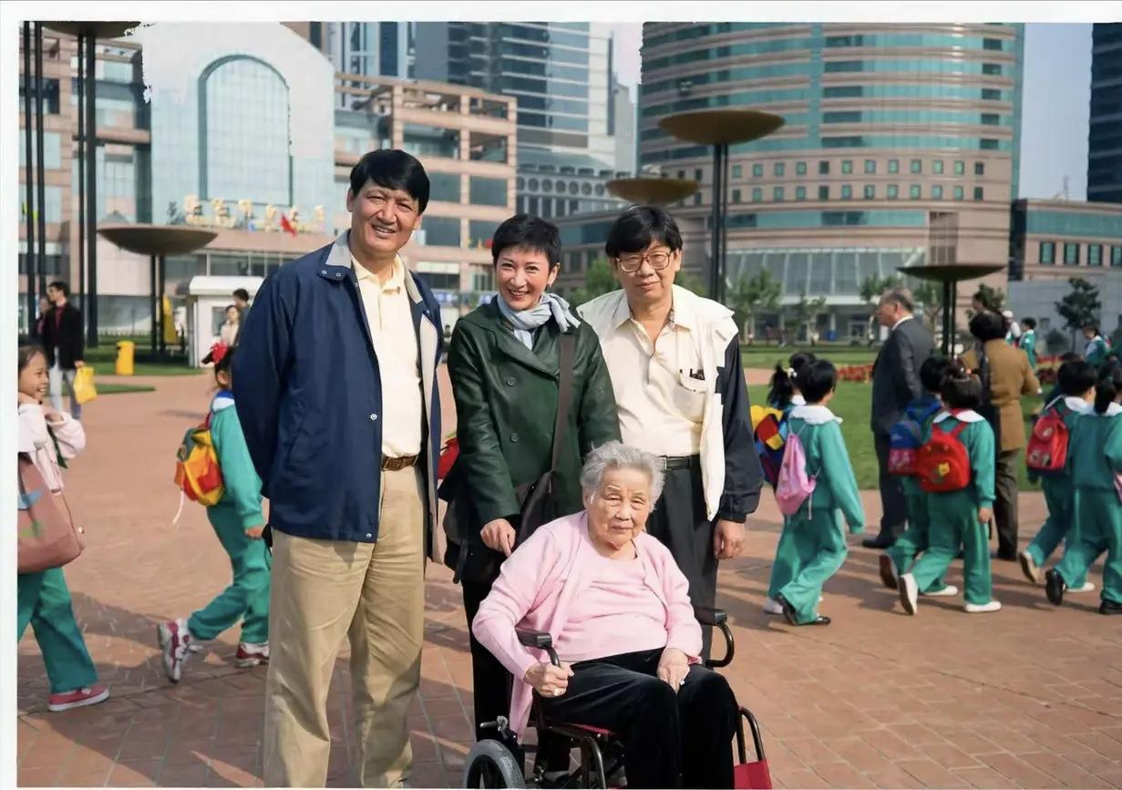 施南生跟娘家人的关系其实一直都很好的，婚前跟父母兄弟走得近，婚后也经常去聚会，