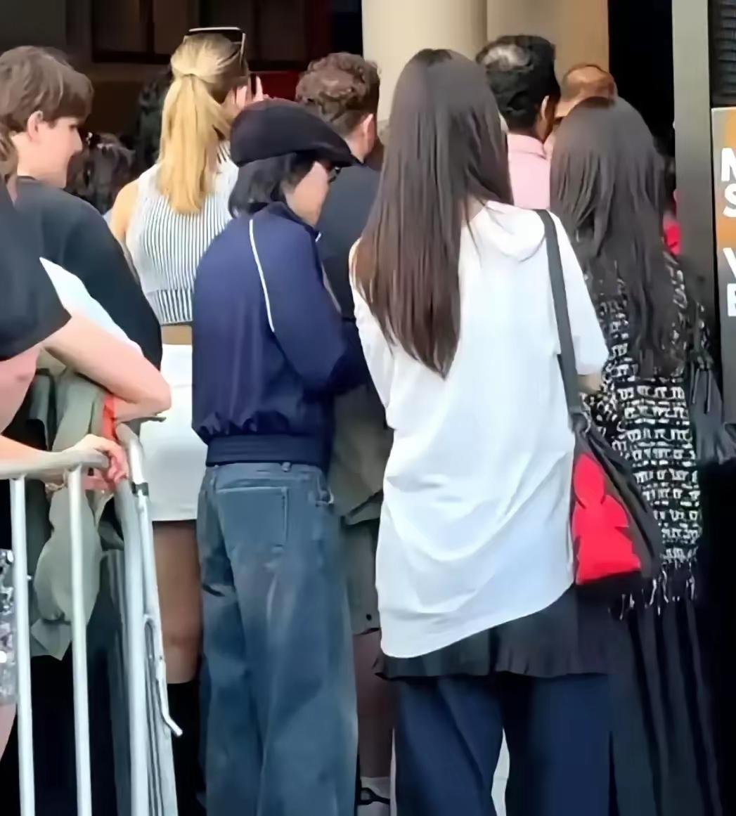 王菲大半夜突然绷不住了，赶紧拨通电话给谢霆锋：