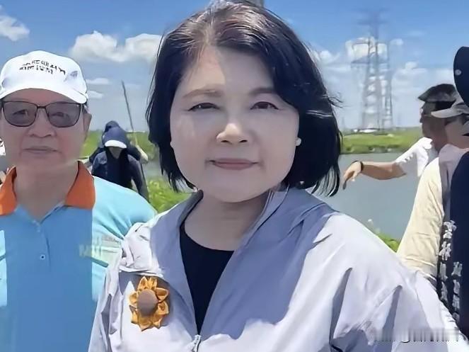 郑丽文遇上烫手山芋，咋处理都里外不是人张丽善为脱党参选的赖淑媛站台，这事儿直