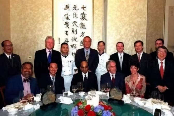 这是2002年的事哦，那个时候，老克才卸任总统。爱泼斯坦坐着，老克站着。显然小