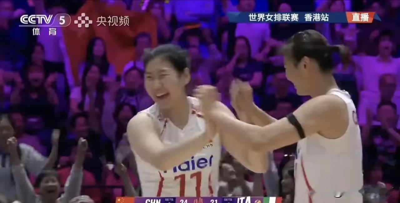 回看香港站最后一局画面，太多人终于看懂女排二传的轮换问题！对阵老牌强队意大