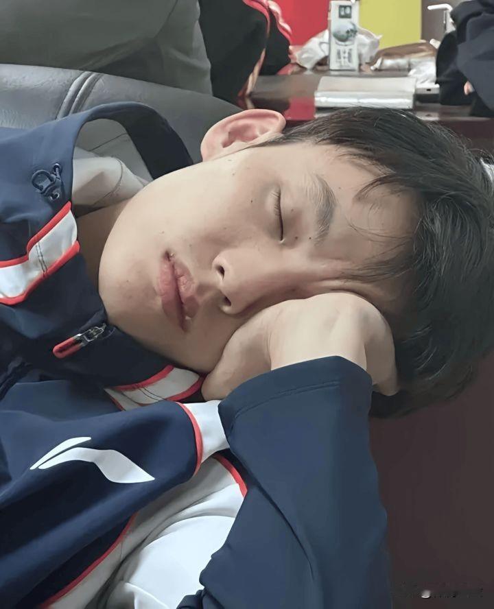 徐杰在社媒分享近期生活图集，还配文“12月我们准备好了，你们呢？”看来是对12月