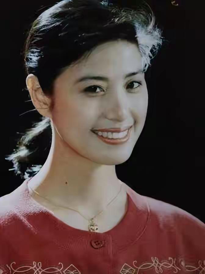 吴玉华这事儿到现在想起来都佩服。39岁，前夫是正红的导演汪俊，她愣是递了离婚协议