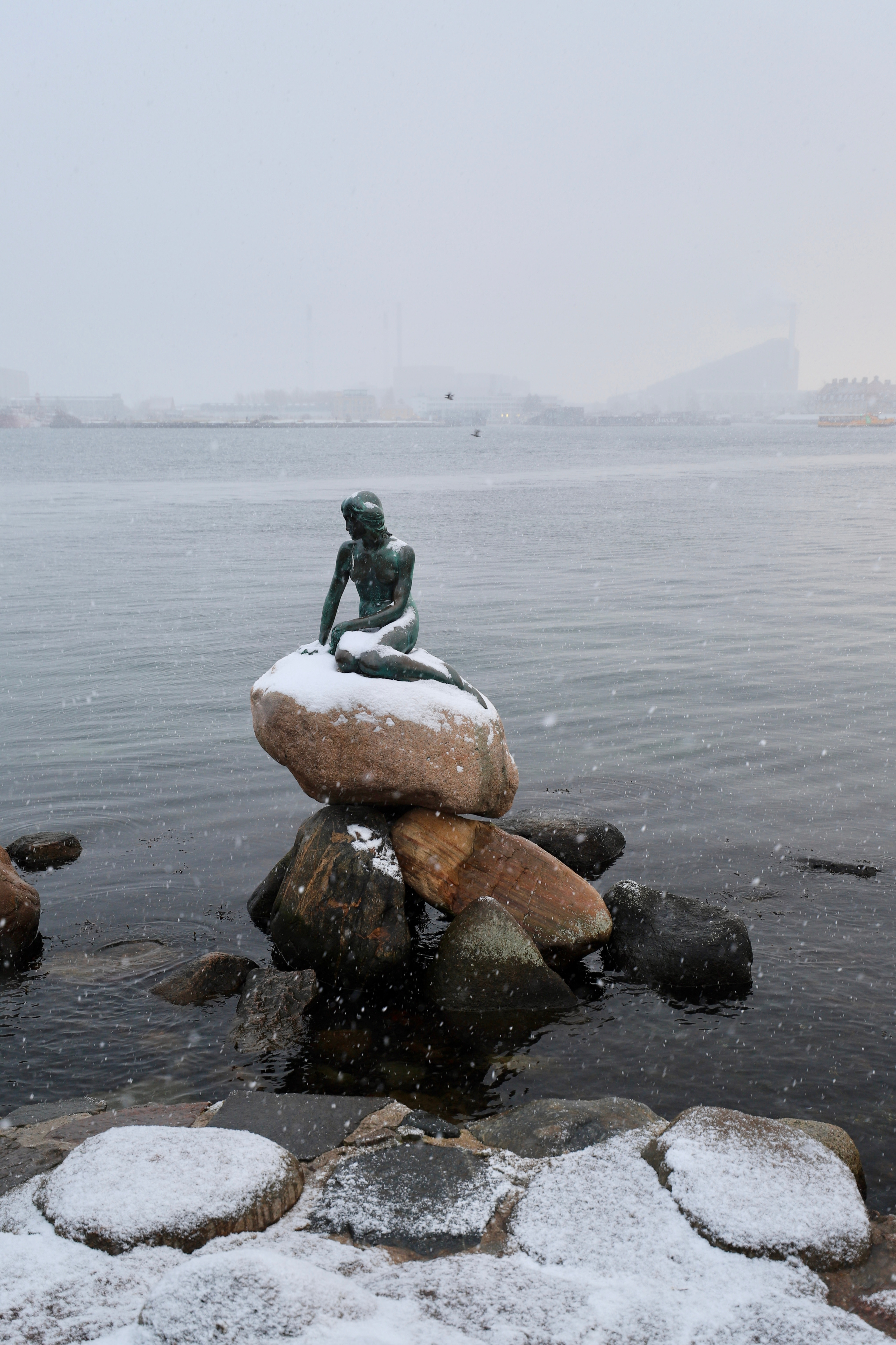 站在哥本哈根的海边，海风裹着寒意吹在脸上，望着这尊小小的美人鱼，突然懂了，她守的