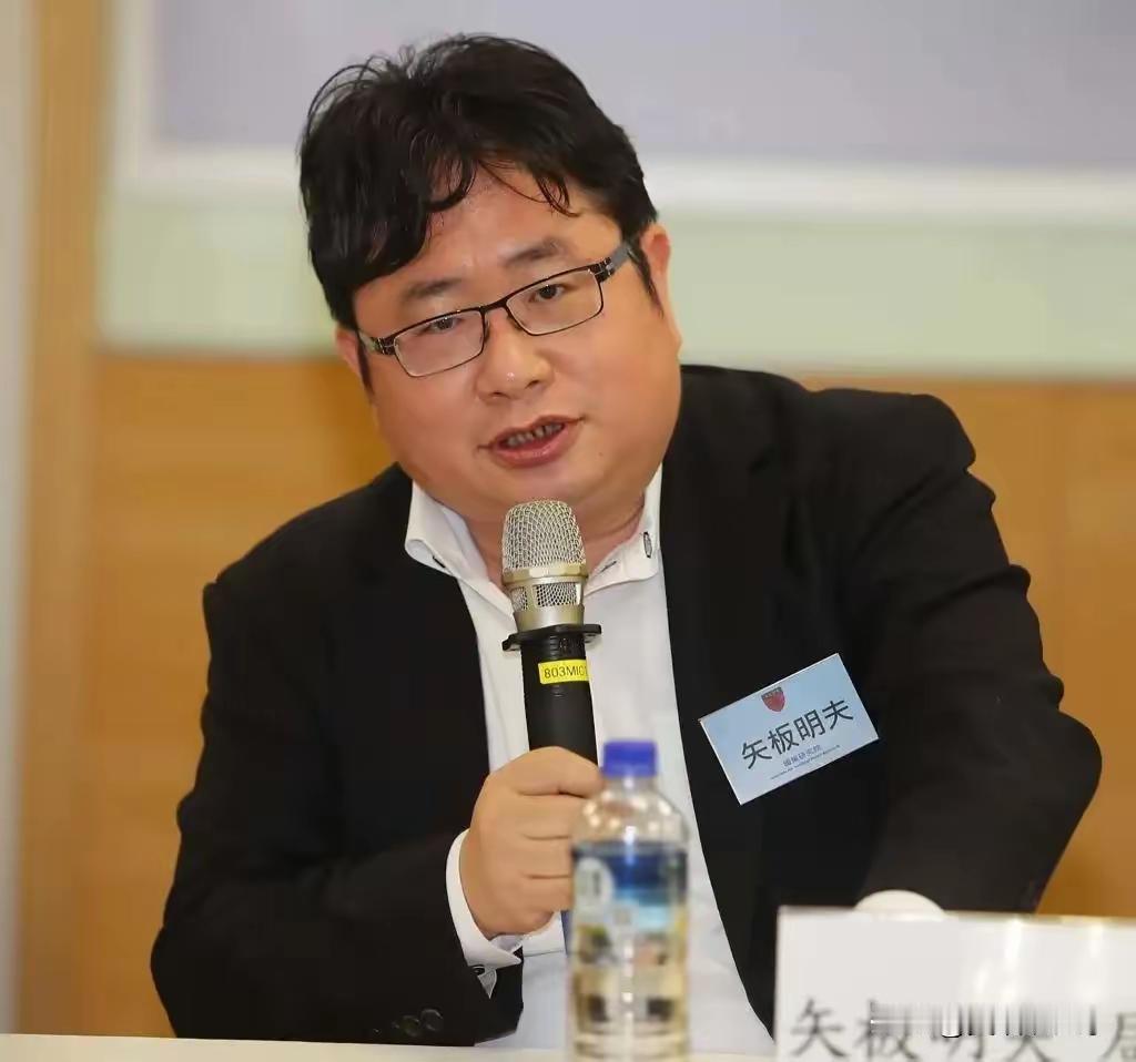 矢板明夫，爷爷是侵华日军，屠杀了无数的老百姓，后来苏联对日宣战，他爷爷被抓去西伯