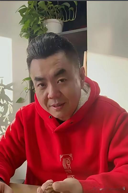 张伯鑫说的确实有道理。全中国不能就你一家独大吧，别人说相声也应该没毛病。各走各