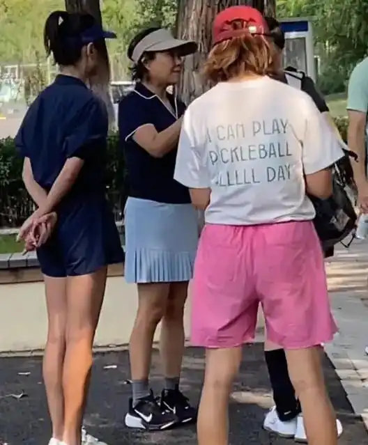 65岁宋丹丹现身公园晨跑被偶遇，双腿又白又直看着像二三十岁，同行小9岁李静反倒显苍老，两人站在一起差