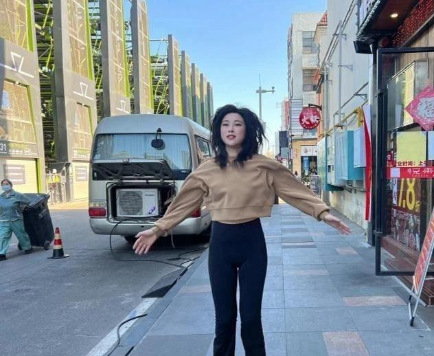 网友A：朱珠真的太有勇气了，产后直接在街头锻炼，完全不怕形象问题。网友B：是