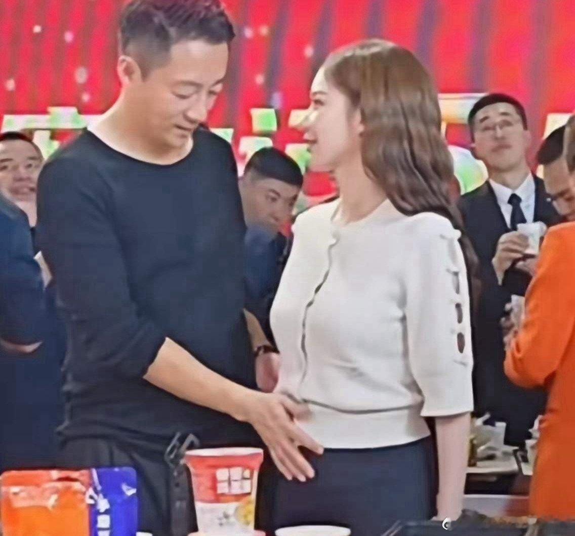 太逗了汪小菲！终于不再藏着掖着了！在直播间里，和马筱梅聊到开心处，情不自禁的用手