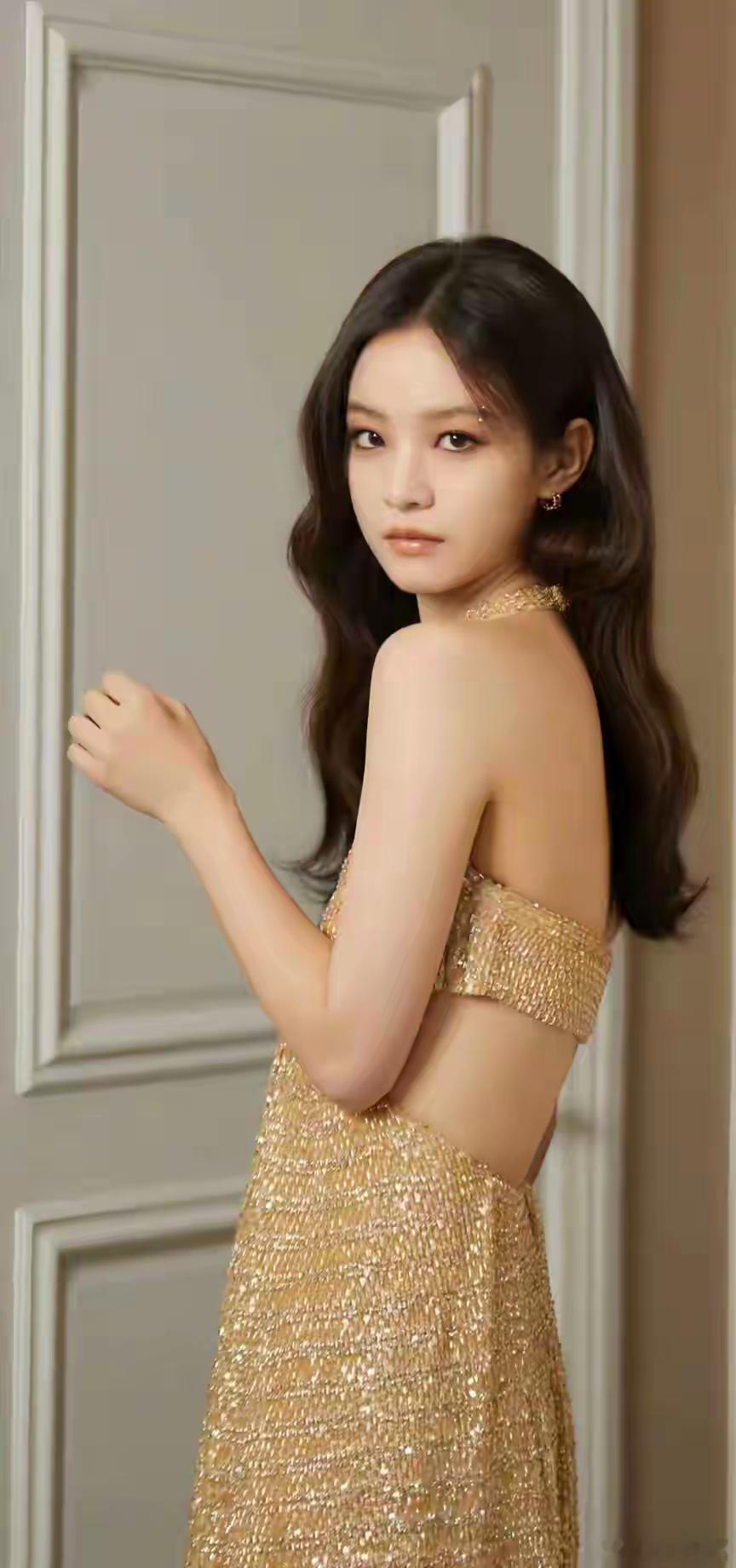 1.李庚希在京圈是出了名的资源咖，基本上啥剧火了，第二部或者类似题材就轮到她演。2.靳东选剧本如今比