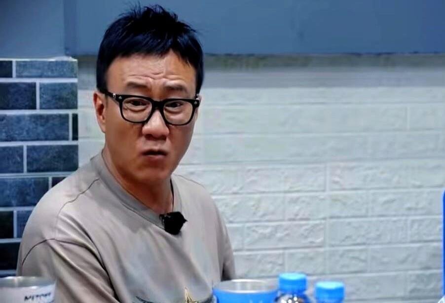 胡军请客在朋友店里疯狂点菜被李乃文拦着说浪费，原来他连旁边干活的工作人员都算上了