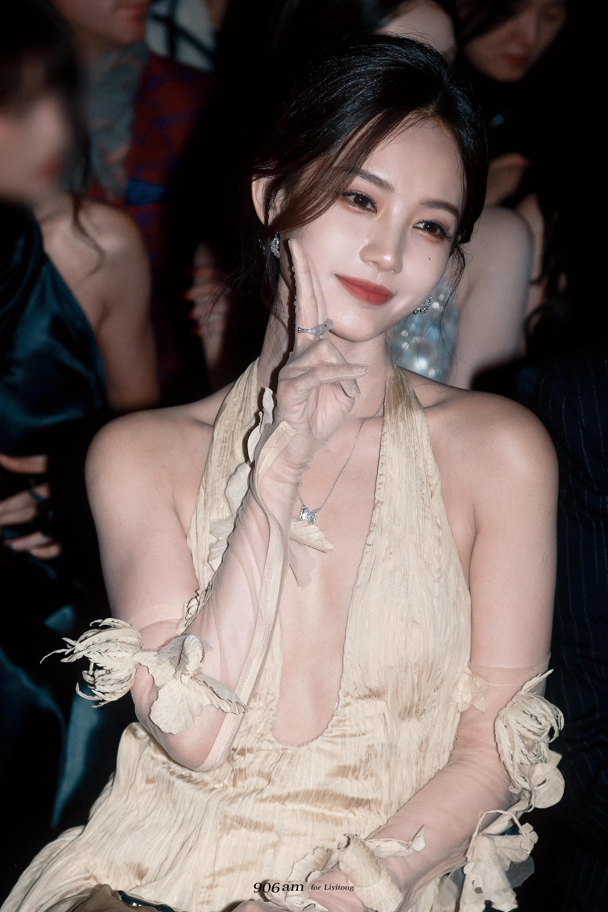 李一桐被喊妈妈的反应这张脸真的太权威了✨​​​