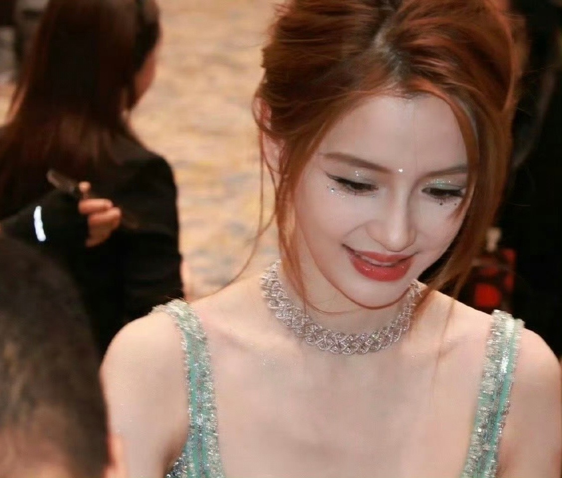 杨颖好权威的一张脸有一说一，Baby确实还挺美的，这张脸有种高级的质感，教主的