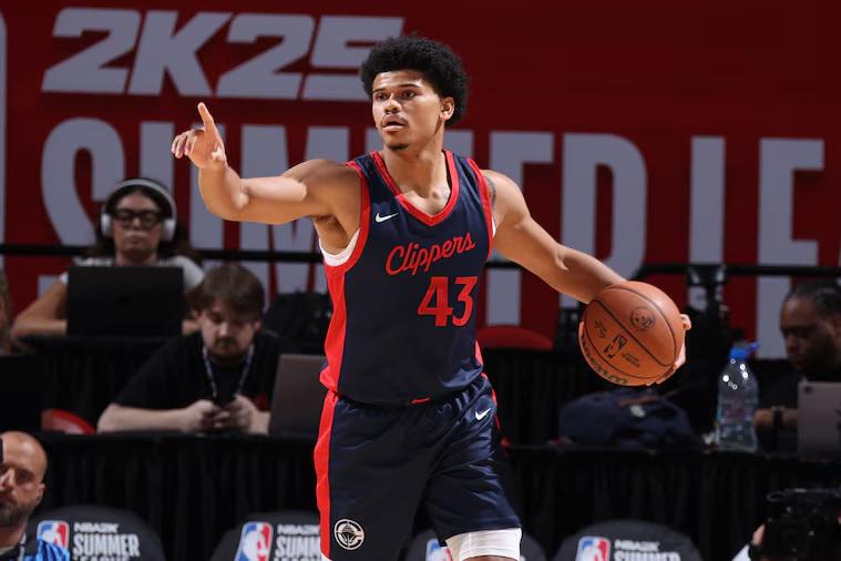 洛杉矶快船已经同意签下雷吉·丹尼斯，双方将以双向合同合作。与此同时，球队将裁掉贾