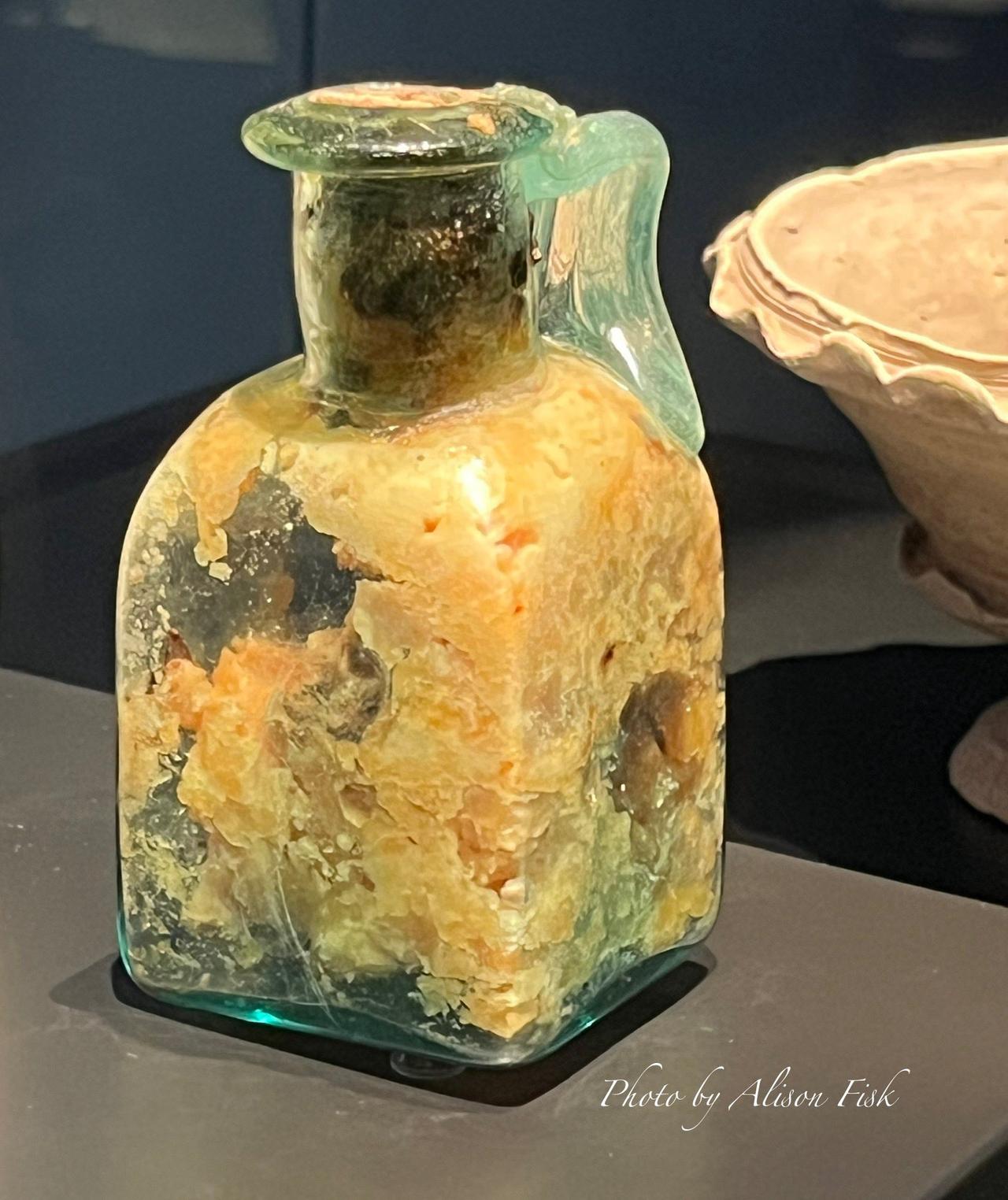 2000年前的古罗马黑玉断续膏，还玻璃瓶保存？这是一件令人惊叹的古代遗存——一只