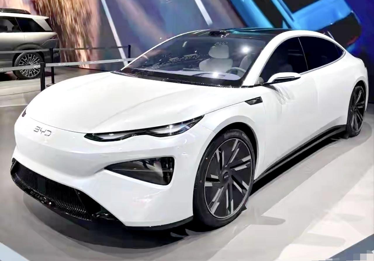 比亚迪海豹08，这个前大灯是认真的吗？这个前大灯，第一感觉，在翻白眼。这