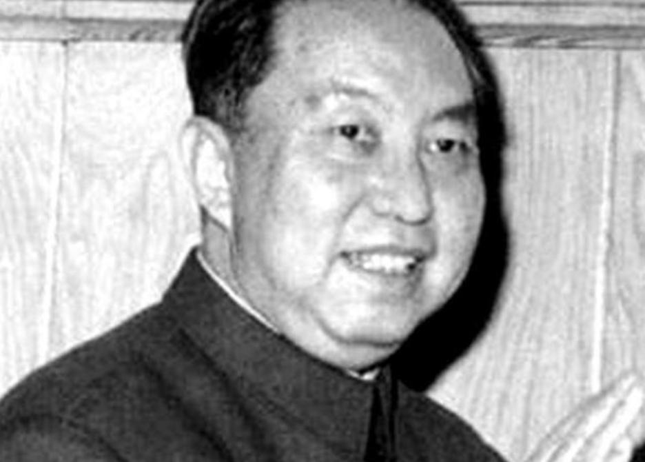 华国锋主席是毛主席亲定的接班人，在当时历史背景下，华国锋主席提出的两个凡是，是继