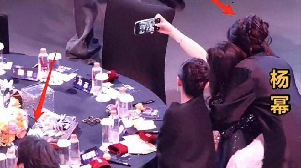 一个疑似绯闻女友，一个是被拍的现任女友，魏大勋上演大型修罗场，尖叫之夜红毯