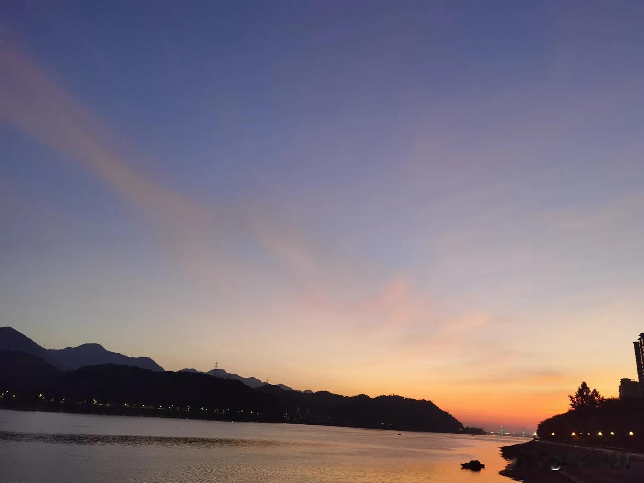 富春江畔晨曦