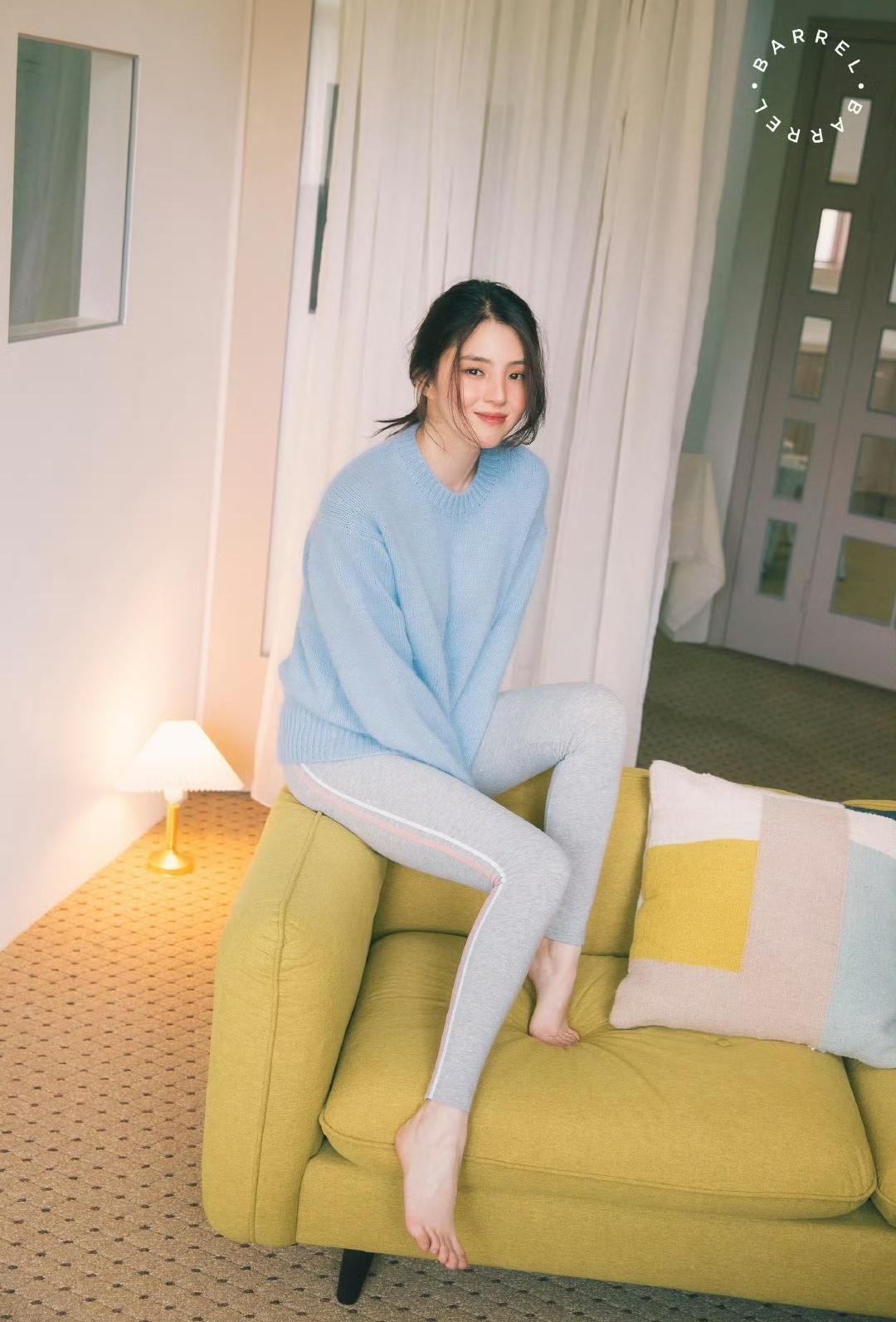 韩素希这组瑜伽裤写真，这组真的不如网上那些瑜伽裤网红好看。人家网红穿瑜伽裤，