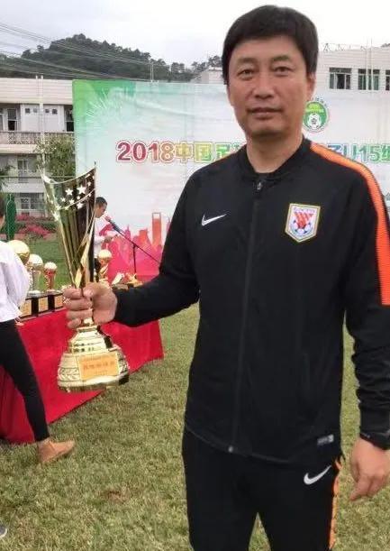 青岛西海岸坚定土帅路线，有一人比郑智更适配青岛西海岸帅位空缺后，俱乐部明确延