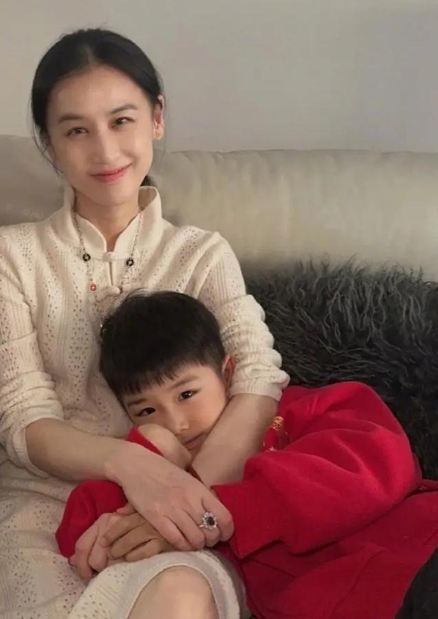 黄圣依她妈在节目里当场发飙，说给闺女带了十年孩子，现在安迪见她跟见债主似的绕着走