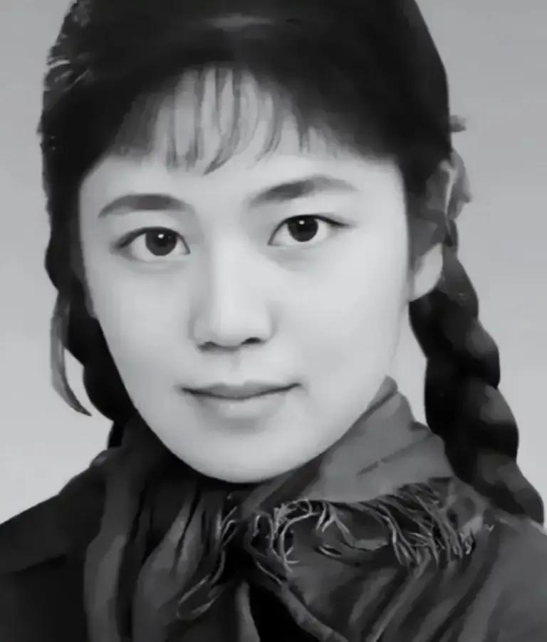 1977年，一段广为流传的知青往事里，女青年于文娟返城，恋人跟着列车狂奔，她擦