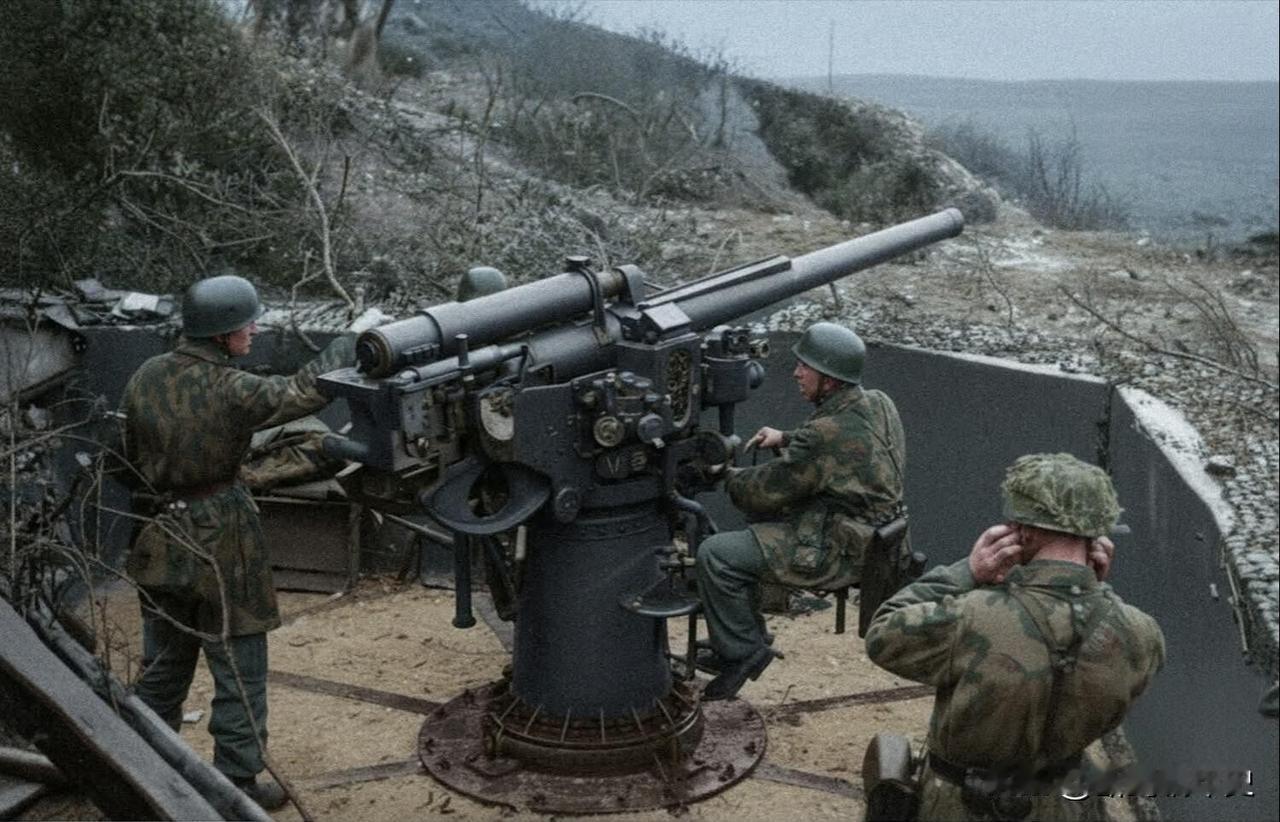 1943年12月26日，意大利圣费利切奇尔乔，德国伞兵部队正在操作一门7.5厘米