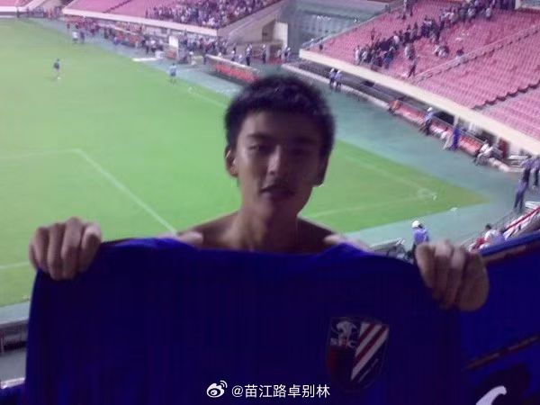 看着这两天满屏关于申花的各种新闻和争论，真的看累了，也有些无力感，突然回忆起十几年前发生的一件小事。