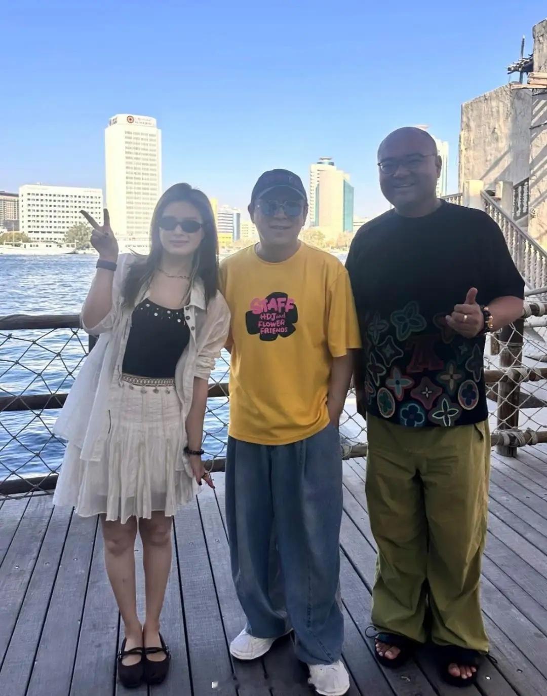 52岁黄渤现身迪拜旅游度假，他打扮时尚显年轻，身材看起来又矮又胖，其貌不扬，外形