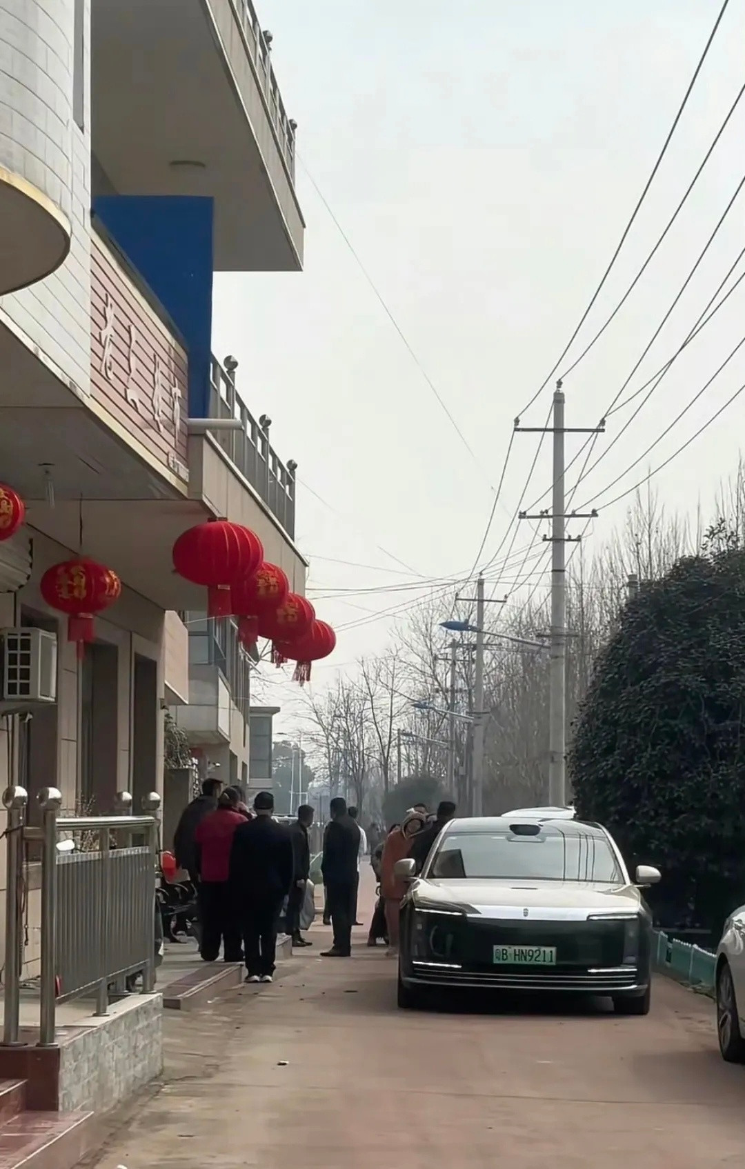 余总果然是开尊界回去的，从问界M5开始这几年一直是开的有华为参与的车型回家过