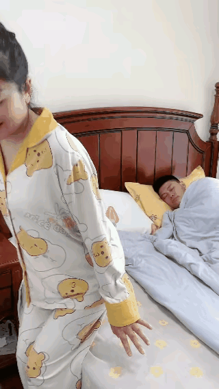怎么异性相斥了呢？