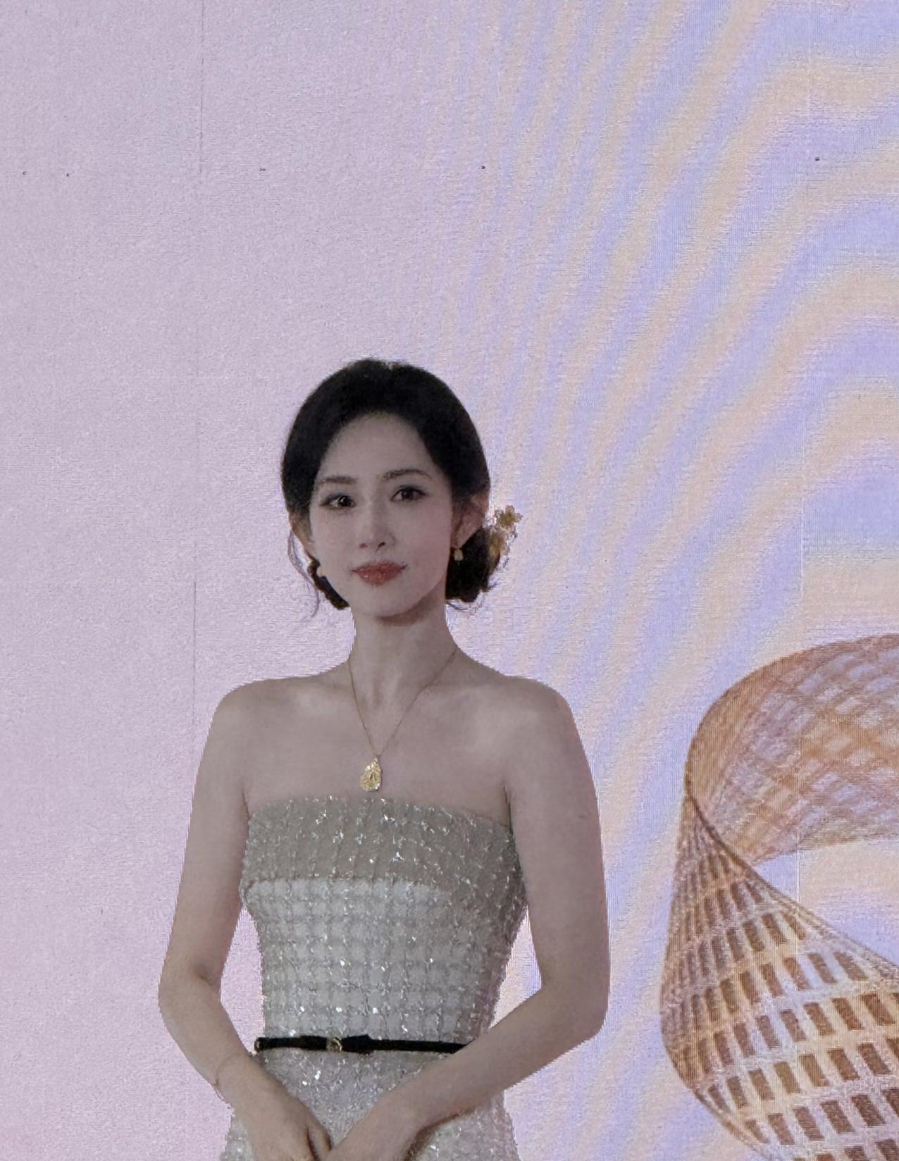 青岛万象城偶遇孟子义，虽然孟子义在综艺里总立自己是傻白甜笨蛋美女的人设，但本人却