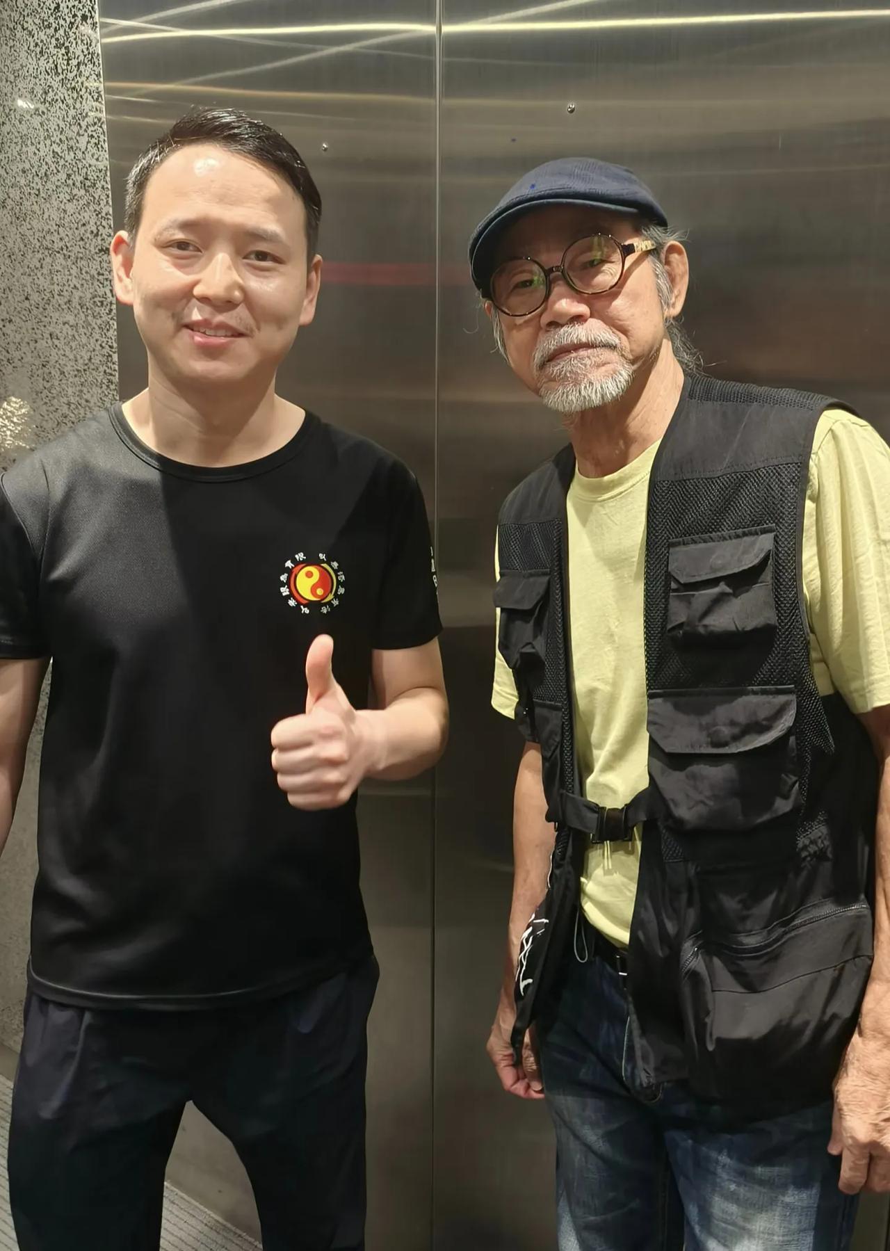 73岁“包租公”元华从温哥华返回香港宣传武术，他的穿衣打扮有型，但外表看起来苍老