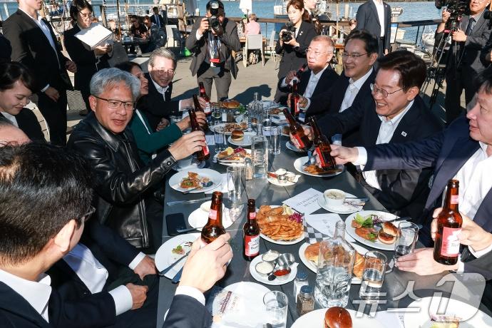 李在明在旧金山和黄仁勋、李在镕吃炸鱼薯条！7月25日，抵达旧金山的李在明彻底放