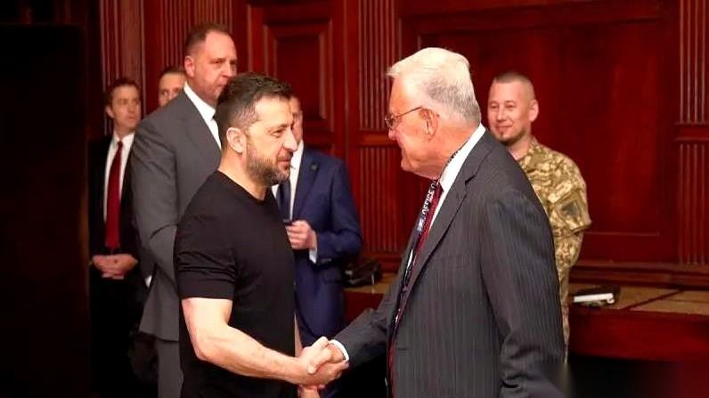 前脚刚从你手里接过金灿灿的勋章，后脚就公开喊话，让你赶紧体面收场。这事儿放谁身