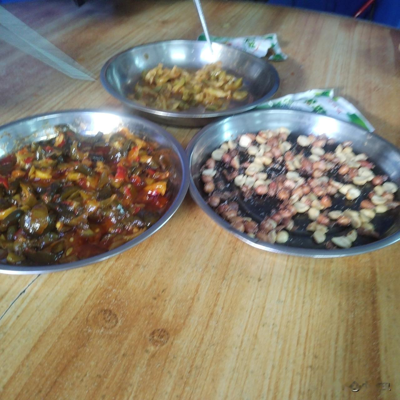 工厂生活，早餐一年到晚。花生配榨菜。这样的早餐吊打6成的普通厂。上班第一早