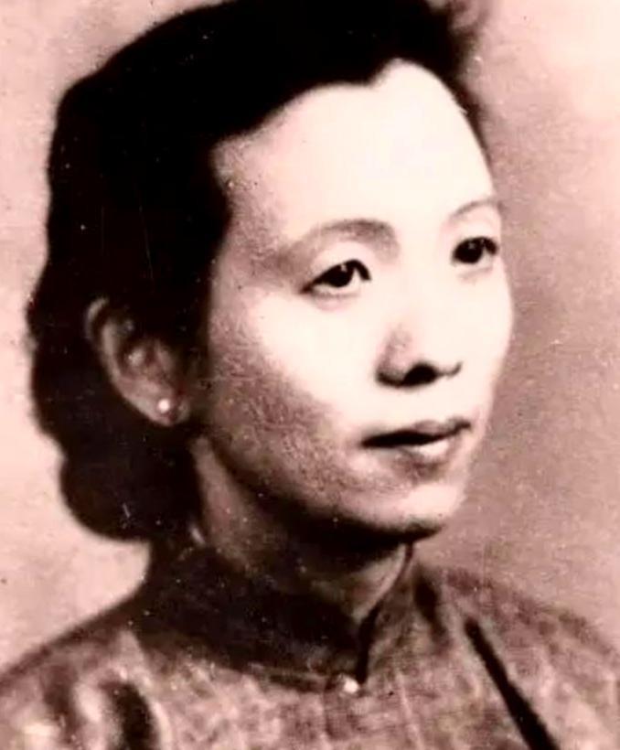 1949年4月23日，一位妇人乘着解放军的军车驶入城中，昔日的邻居见状惊得目瞪口