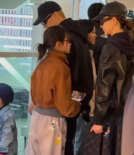 戚薇一家四口在香港坐摩天轮，11岁的Lucky从小时尚感就很强，和妈妈一样扎着低