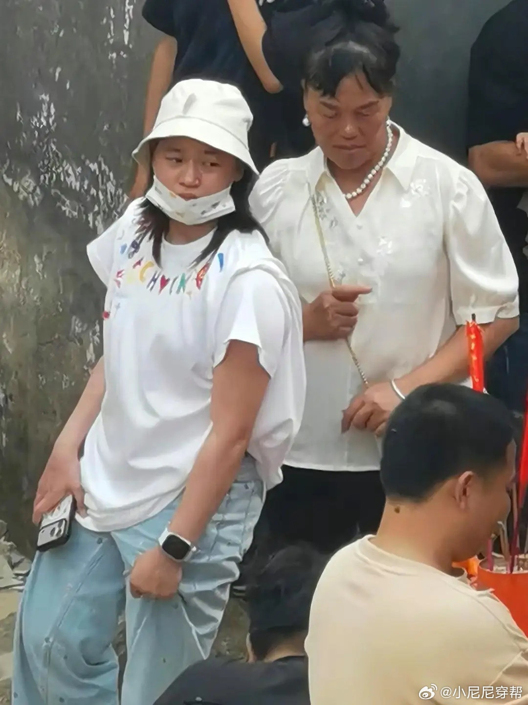 19岁全红婵到外婆家拜年，她的打扮好朴素，身材看起来又丰腴了一点，整个人很壮硕，