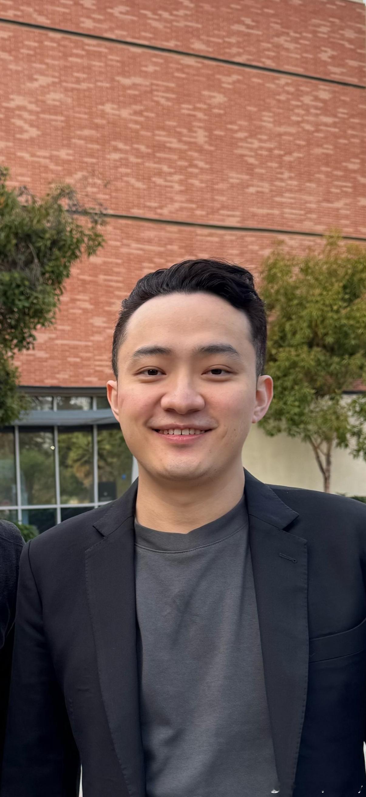 孙割五官油性大的很，这种轮廓感的人都很油滑，看似五官全部符合面相学标准，阔额，肉